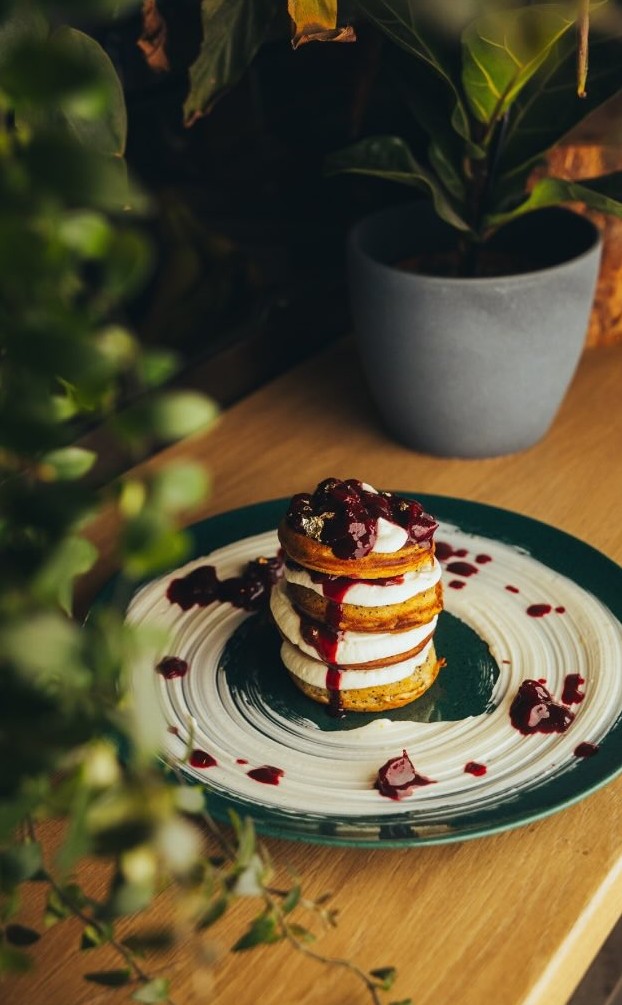 Pancake stack s lesním ovocem